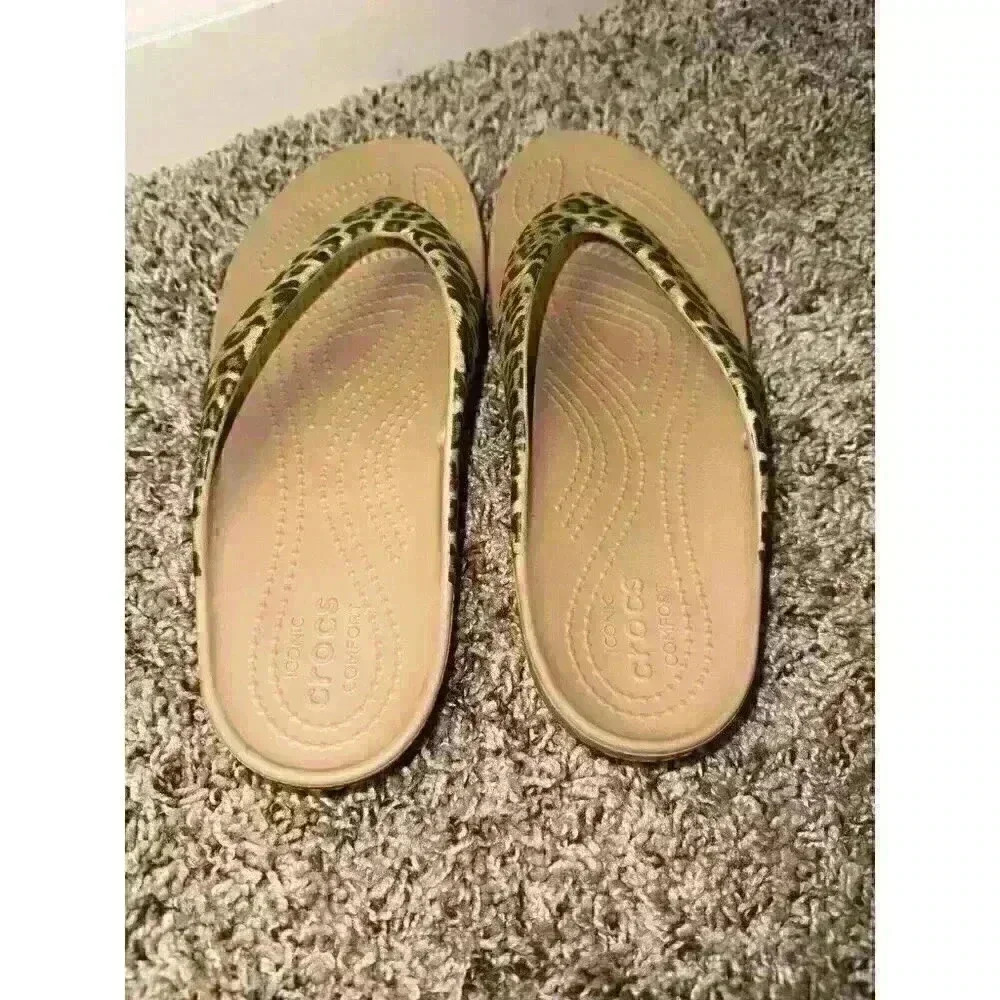 Crocs Kadee II Tan Leopard Print Slip On Flip Flop Thong Sandals Womens Size 7 W - Picture 2 of 4